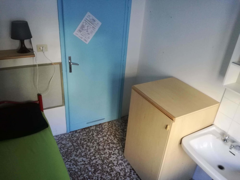 Single Room, Shared Bathroom photo 2