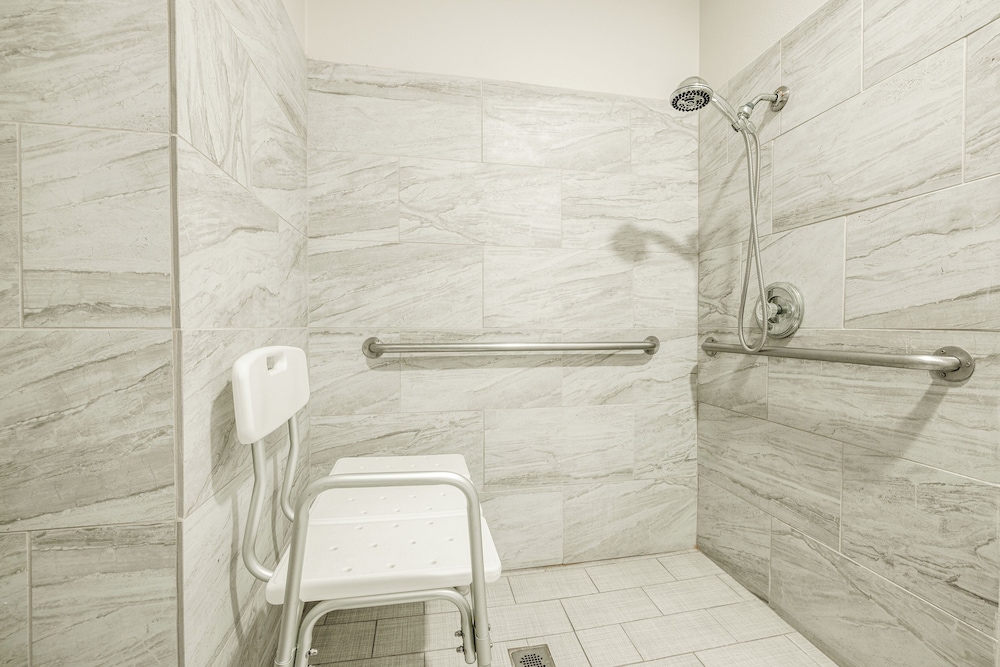 Room, 2 Queen Beds, Accessible Bathtub, Non Smoking - Photo 3