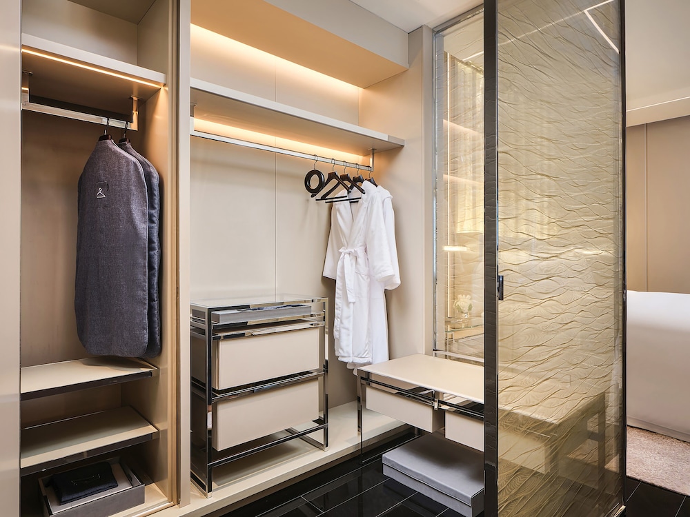 Premium Stateroom King photo 3