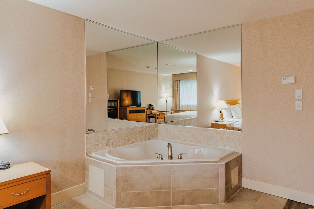 Suite, 1 King Bed, Non Smoking, Jetted Tub - Photo 1