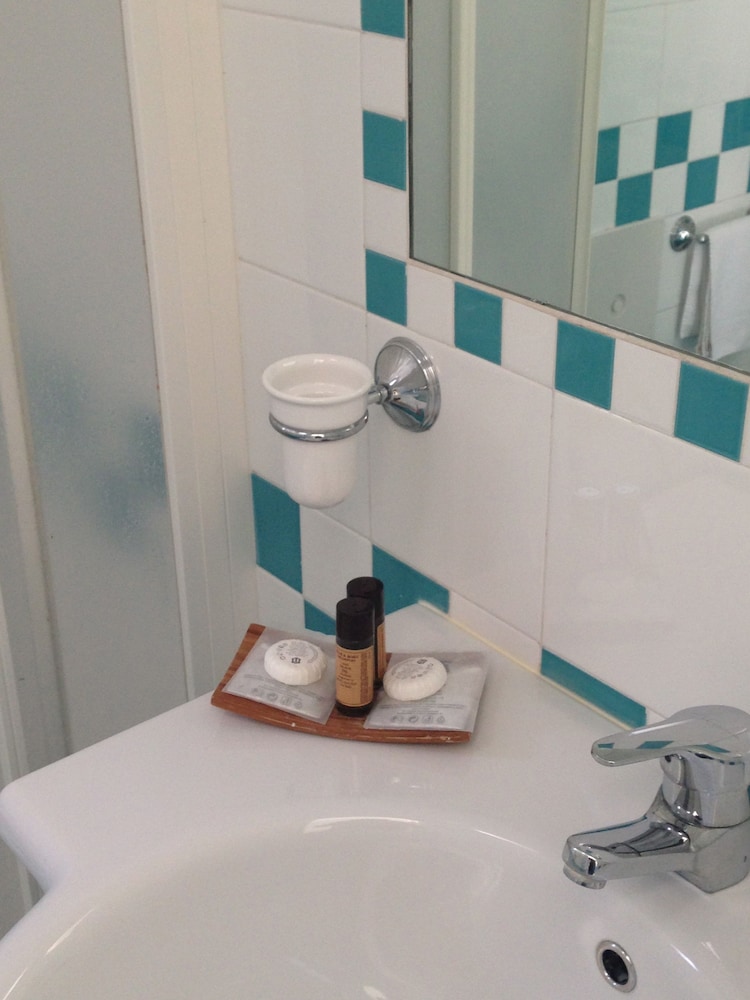 Superior Double or Twin Room - Photo 8