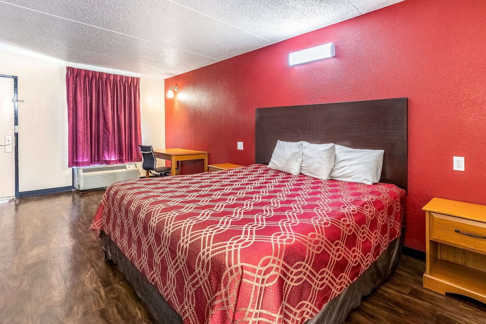 Standard Room, 1 King Bed, Non Smoking photo 1