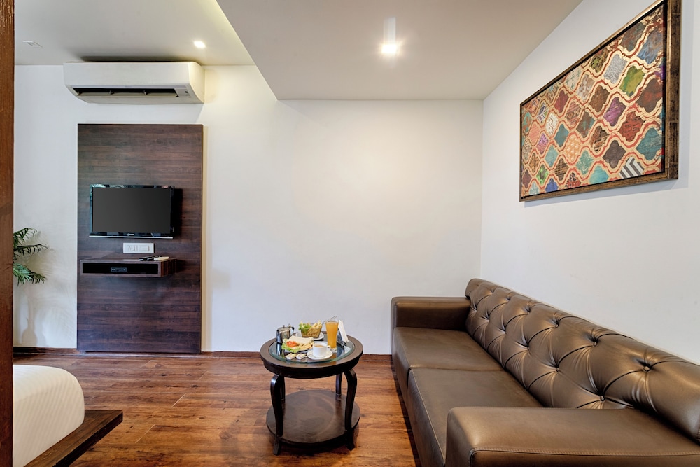 Premium room with living area and balcony - Photo 13