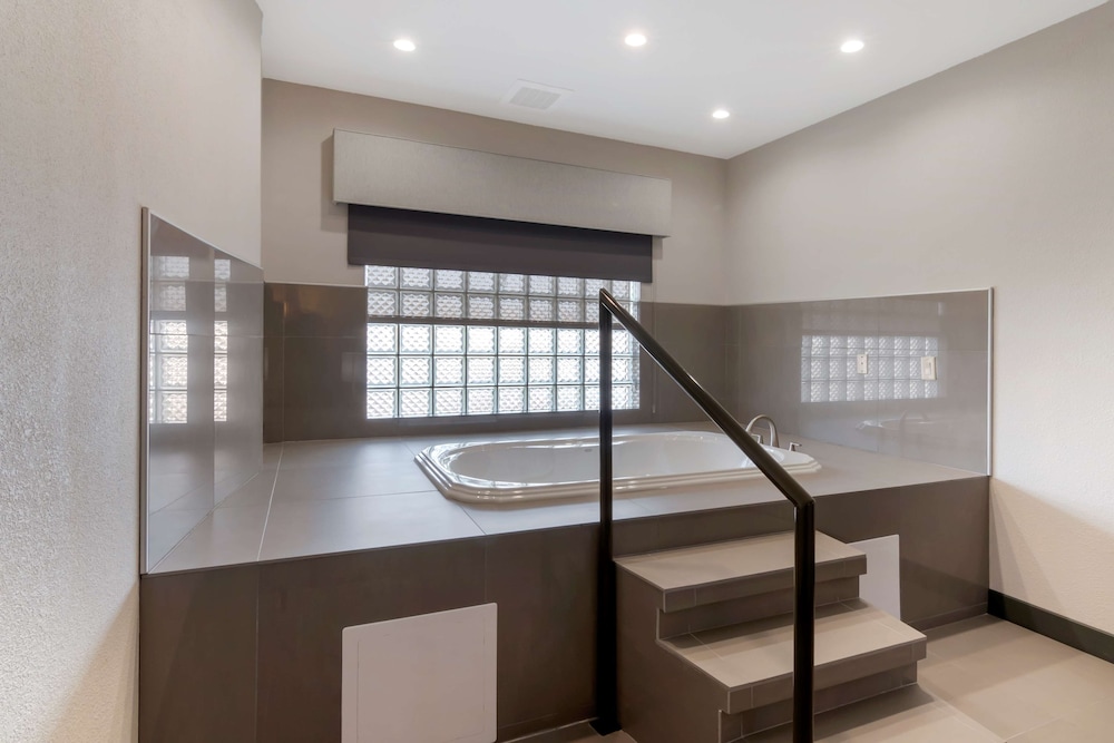 Suite, 1 King Bed, Non Smoking, Jetted Tub (with Sofabed) - Photo 3