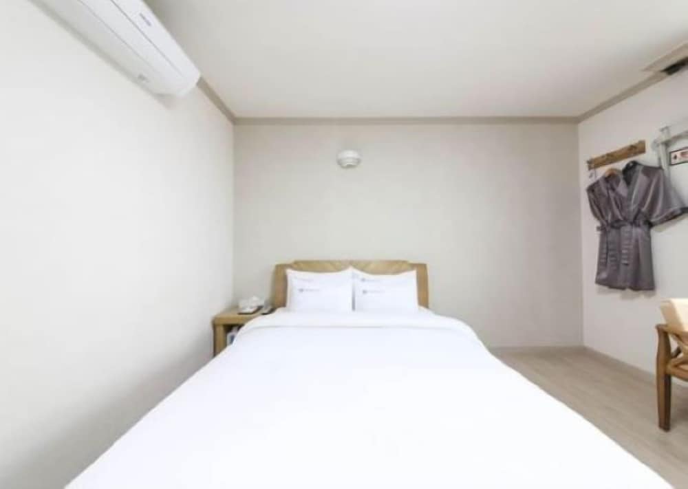 Standard Room (Bed type) photo 3