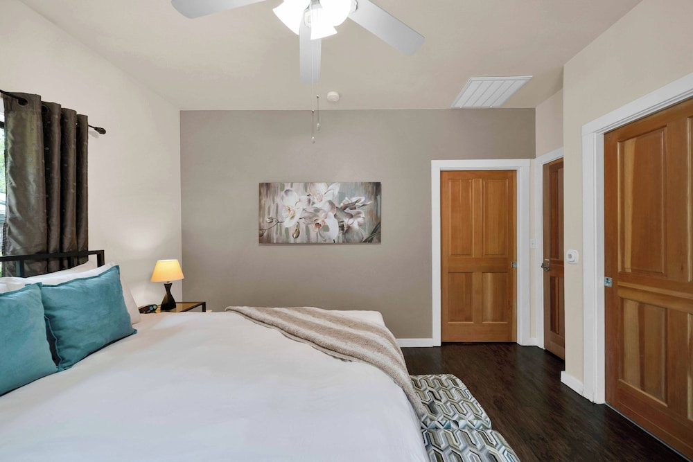 The Blacktail Deer Luxury Suite, 1 Queen Bed with Sofa bed, Accessible, Fireplace (Pet Friendly) photo 2