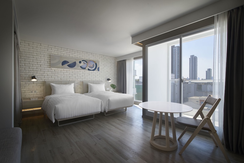Studio, 2 Twin Beds, Balcony