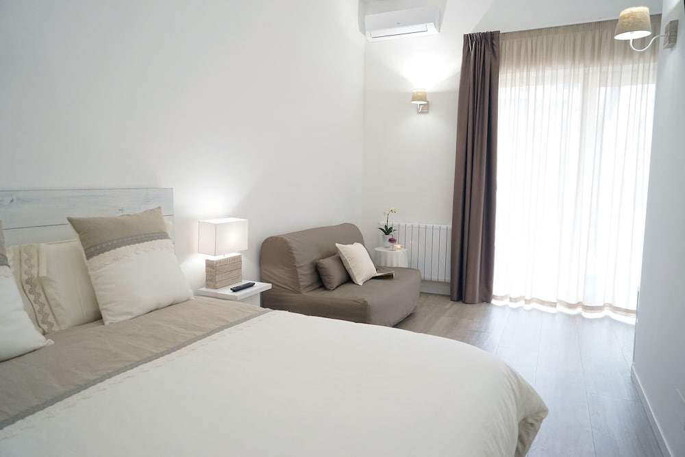 Classic Suite, 1 Queen Bed with Sofa bed, Non Smoking, Ensuite photo 1