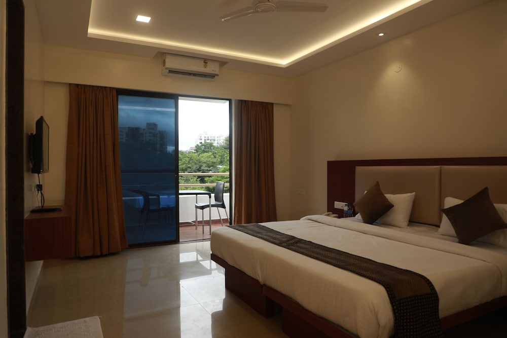 Deluxe Double Room with Balcony - Photo 1