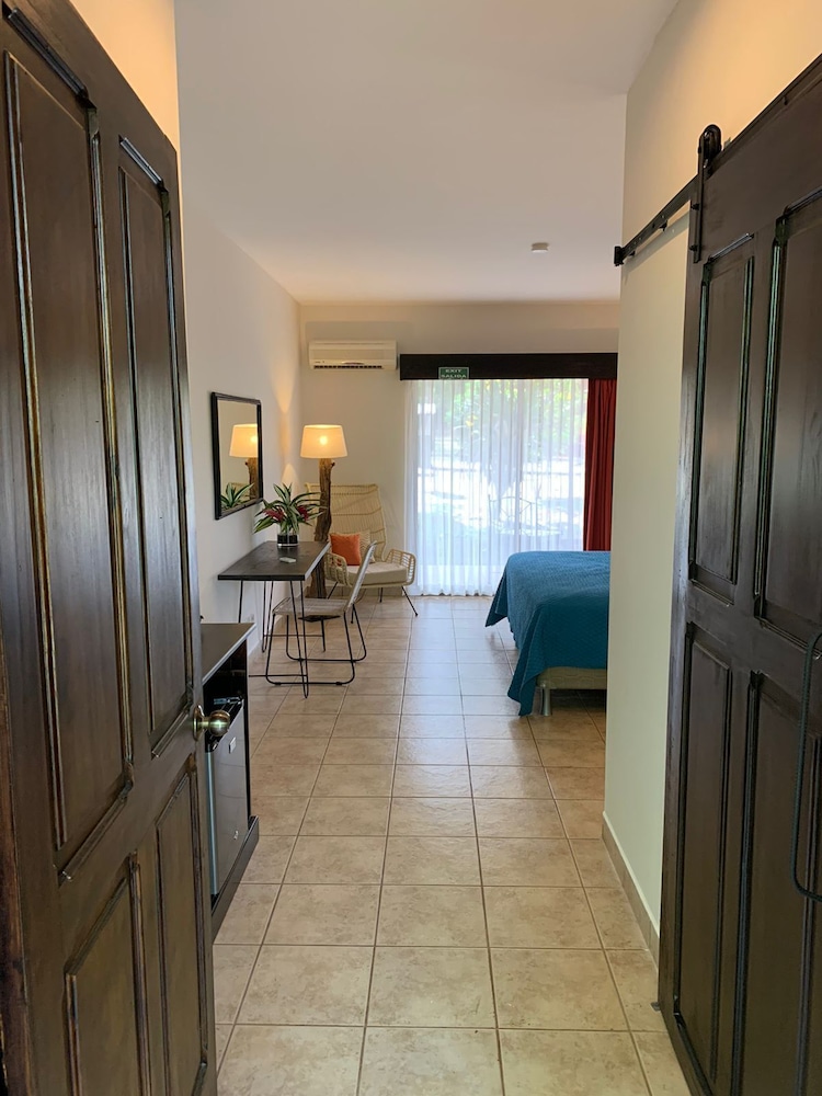 Superior Room, 1 King Bed photo 1