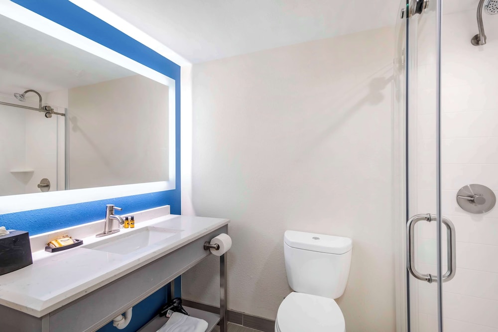 Executive Room, 2 Queen Beds, Non Smoking, Refrigerator & Microwave (with Sofabed) - Photo 4