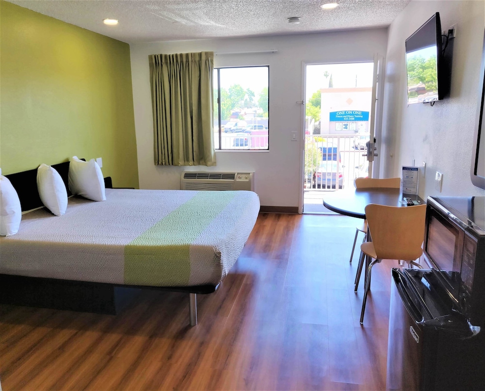 Deluxe Room, 1 King Bed, Non Smoking, Refrigerator & Microwave photo 2