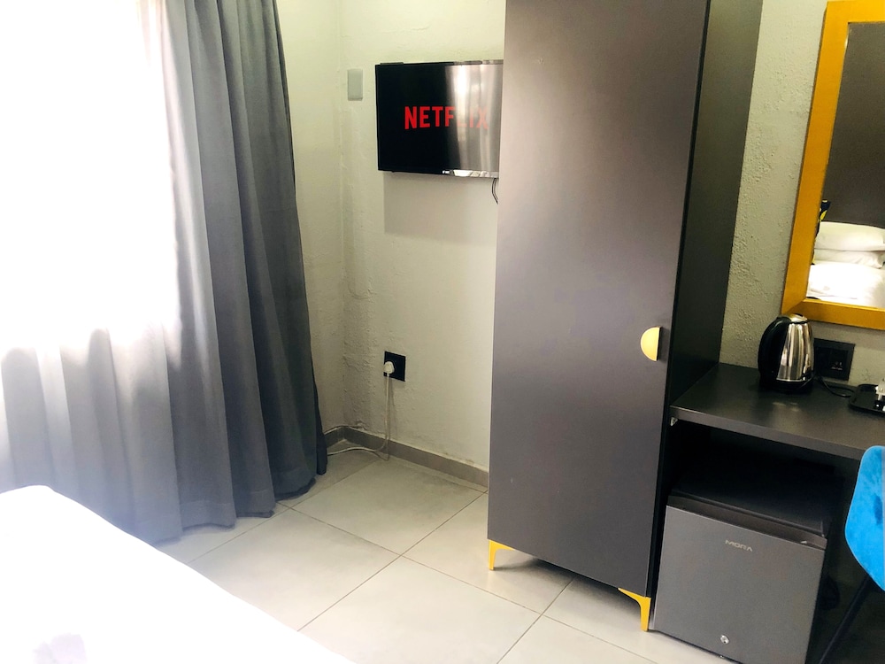 Standard Room, 2 Twin Beds, Pool Access, Pool View - Photo 4