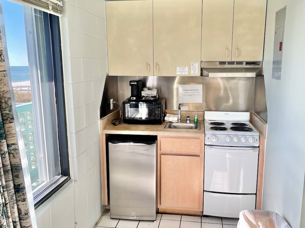 Deluxe Room, 1 King Bed, Kitchen, Beach View (GULF FRONT KITCHEN WITH 1 KING) photo 2