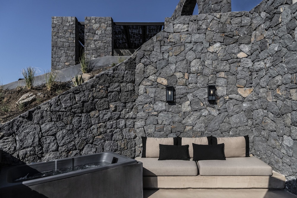 Rocky Room with Sea View and Hot Tub - Photo 5