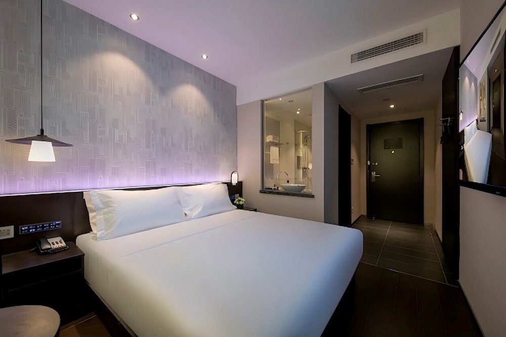 Chic Queen Room