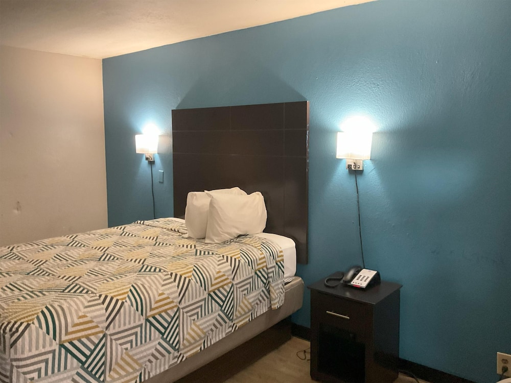 Standard Room, 1 Queen Bed, Non Smoking, Refrigerator & Microwave - Photo 4