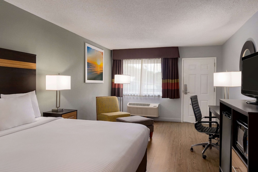 Standard Room, 1 King Bed - Photo 3