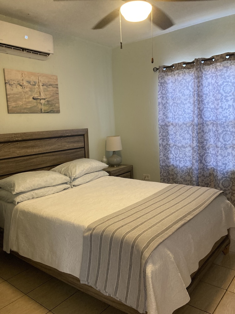 Basic Room, 1 Queen Bed photo 1
