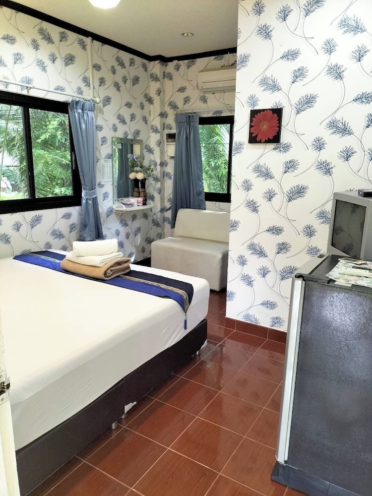 Basic Room, 1 King Bed, Non Smoking photo 2