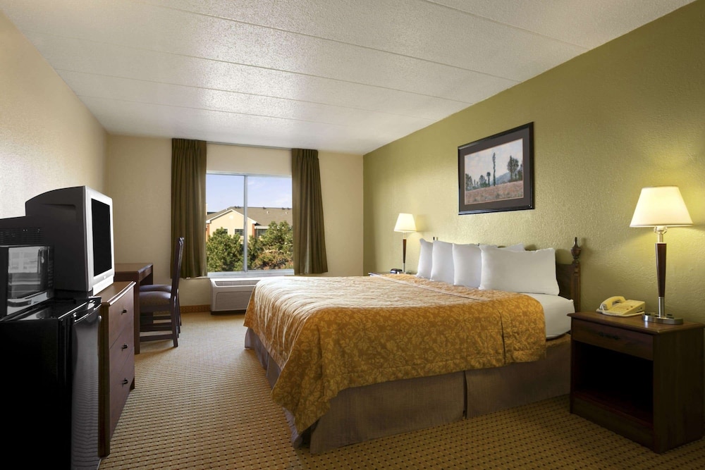 Room, 1 King Bed, Smoking photo 1