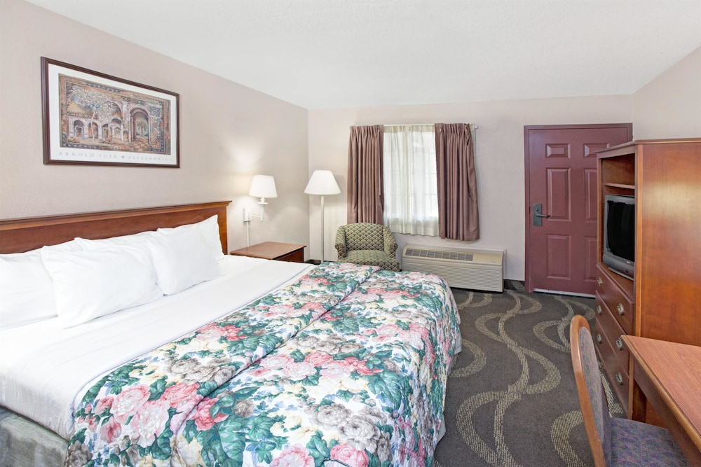 Standard Room, 1 King Bed, Roll-in Shower, Non Smoking photo 2
