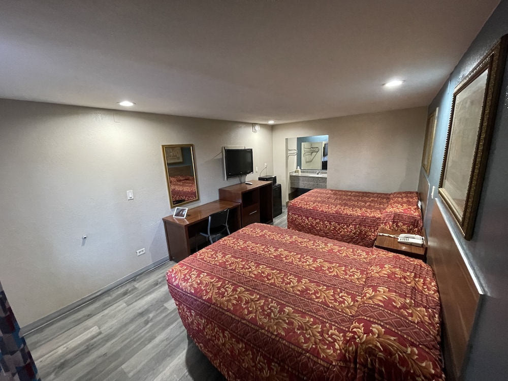Basic Room, 2 Queen Beds photo 2
