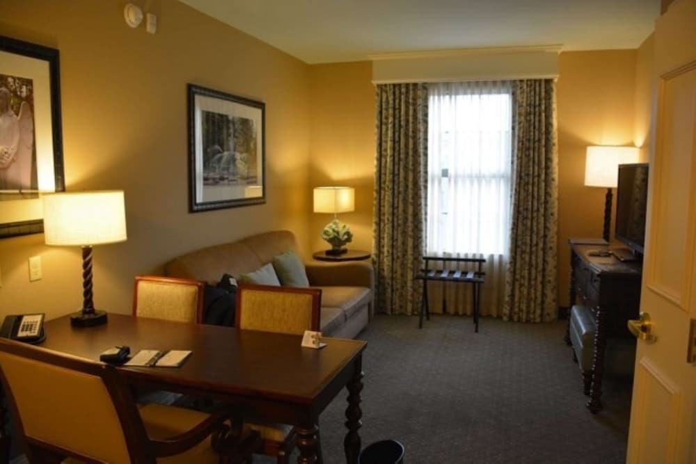 Premium Suite, 2 Queen Beds, Accessible (Hearing) thumbnail 6