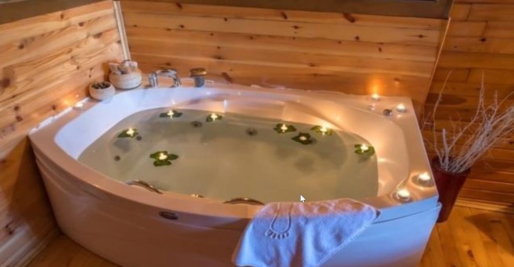 Bungalow, Jetted Tub photo 2