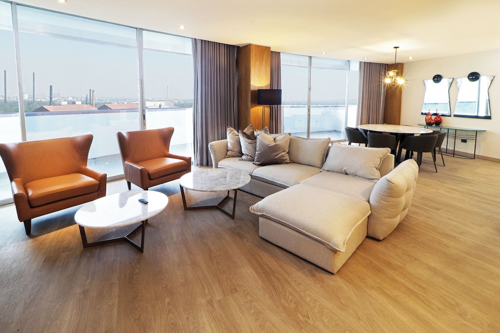 Suite, 1 Bedroom (Dining) thumbnail 6