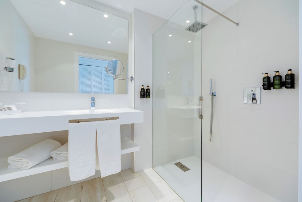 Superior Double Room, Balcony, Partial Sea View (2 Adults + 1 Child) - Photo 10