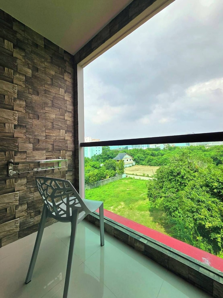 Deluxe King Room with Balcony - Photo 8