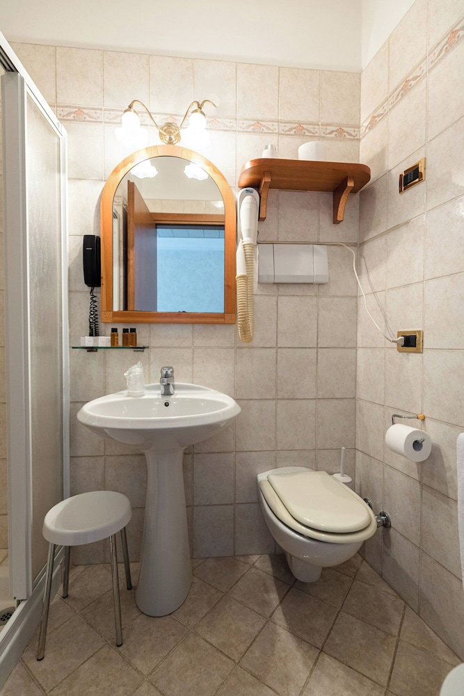 Standard Double Room - Photo 4