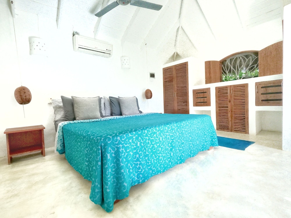 Romantic Room, 1 King Bed, Garden View photo 3