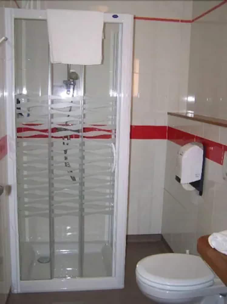 Standard Room, Multiple Beds - Photo 6