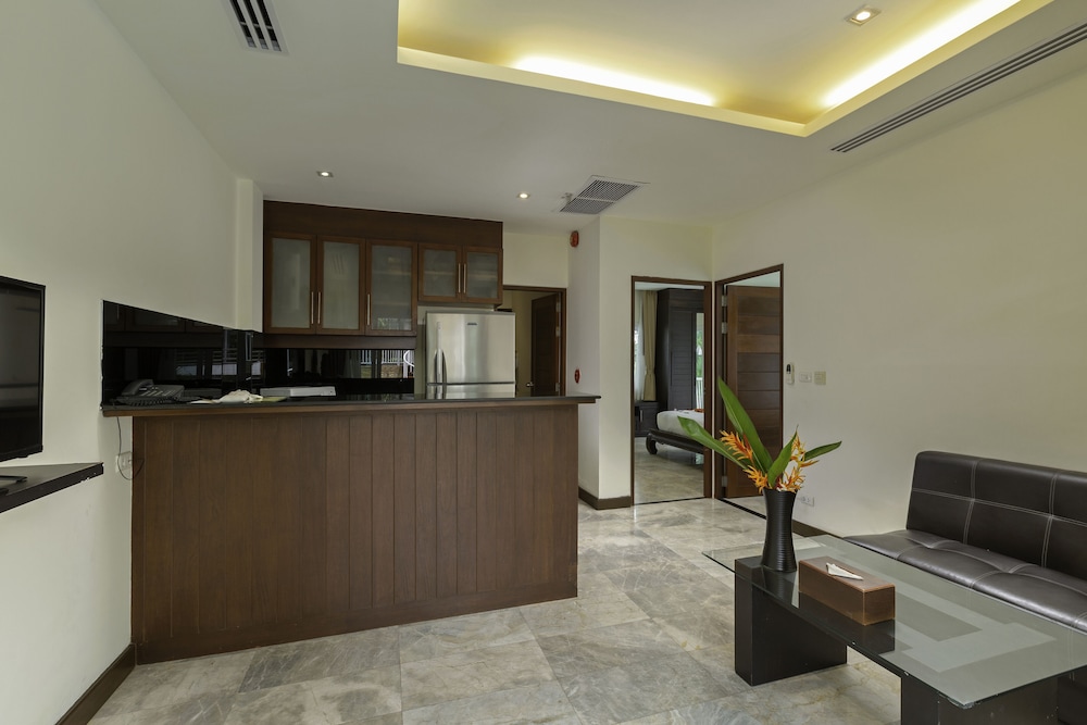 Two Bedroom Family Suite with Bathtub - Photo 10