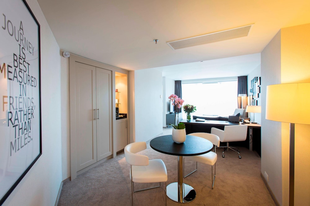 Suite, 1 King Bed photo 3