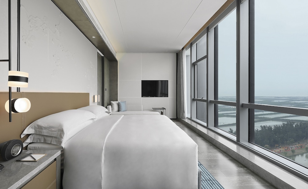 Suite, 1 King Bed, City View - Photo 3