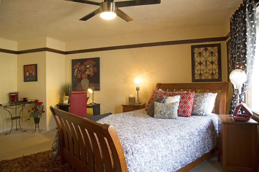 Deluxe Room, 1 Queen Bed (Merlot) photo 3