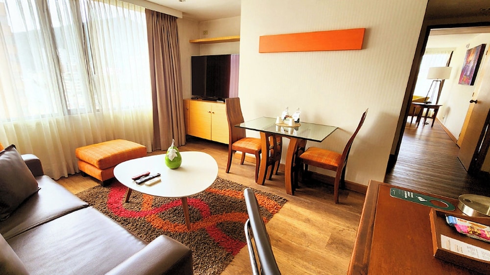 Business Suite, 1 King Bed with Sofa bed, Balcony - Photo 6