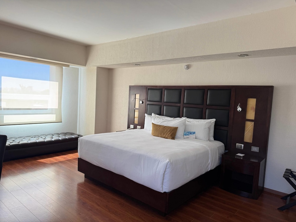 Suite, 1 King Bed, Non Smoking (Upgrade) photo 1