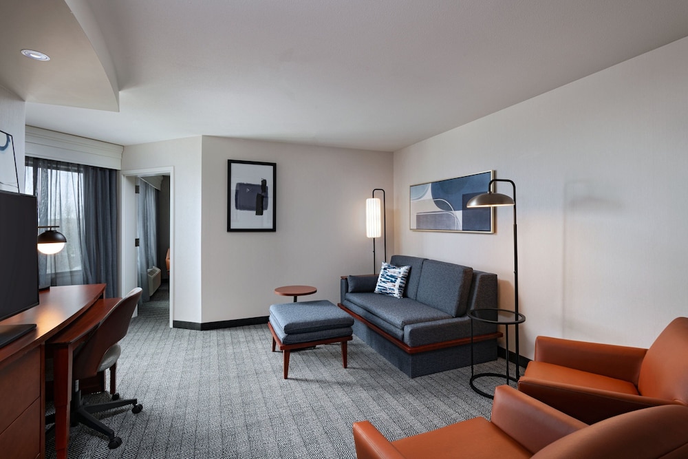 Suite, 1 Bedroom, Courtyard View - Photo 5