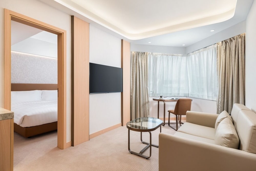 Newly Renovated Superior Suite with Queen Bed
