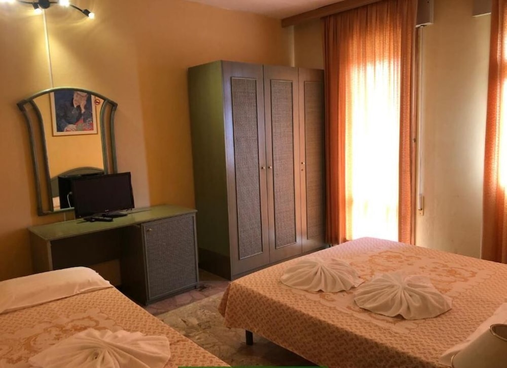 Classic Triple Room, Terrace, Partial Sea View photo 2