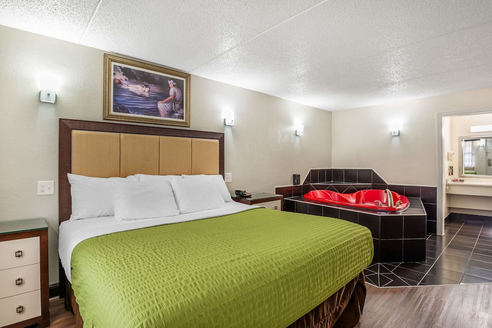 Standard Room, 1 King Bed, Non Smoking, Jetted Tub - Photo 1