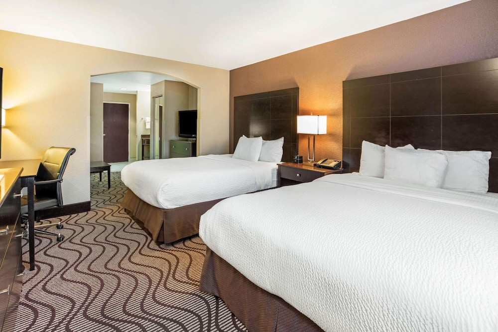 Deluxe Suite, 2 Queen Beds, Non Smoking - Photo 4