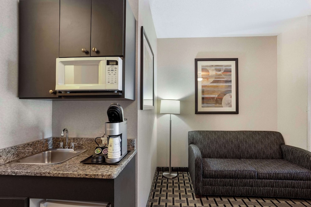 Suite, 1 King Bed with Sofa bed, Accessible, Refrigerator & Microwave (with Sofabed) - Photo 3