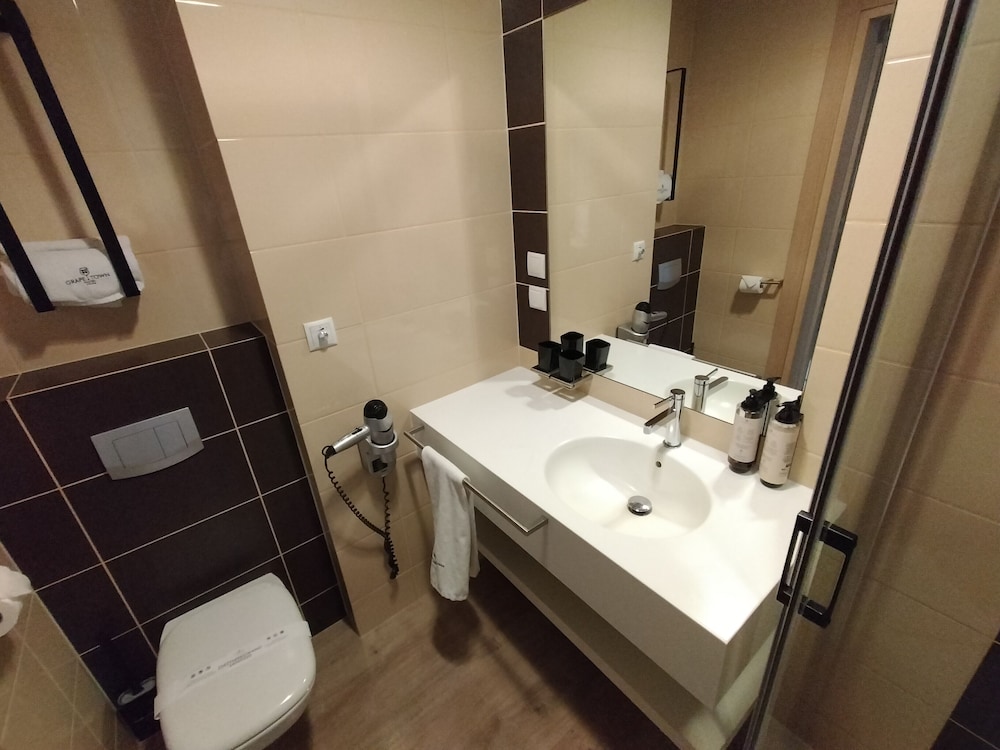 Standard Room, 1 King Bed, Private Bathroom photo 3