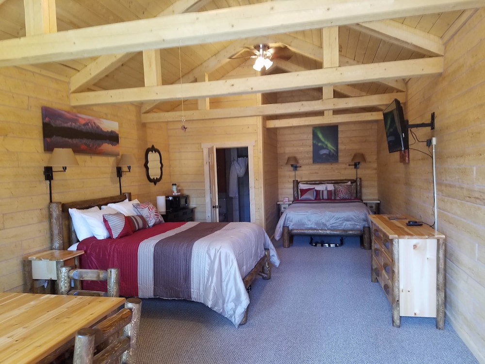 Deluxe Cabin, 2 Queen Beds, Refrigerator & Microwave