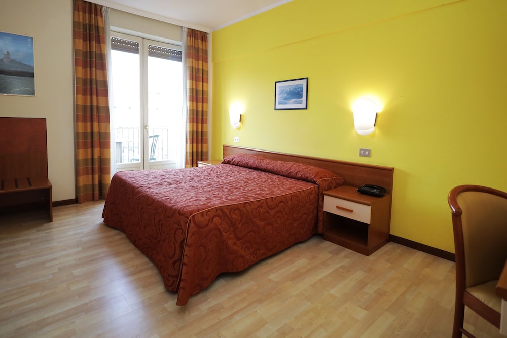 Standard Double or Twin Room - Photo 8
